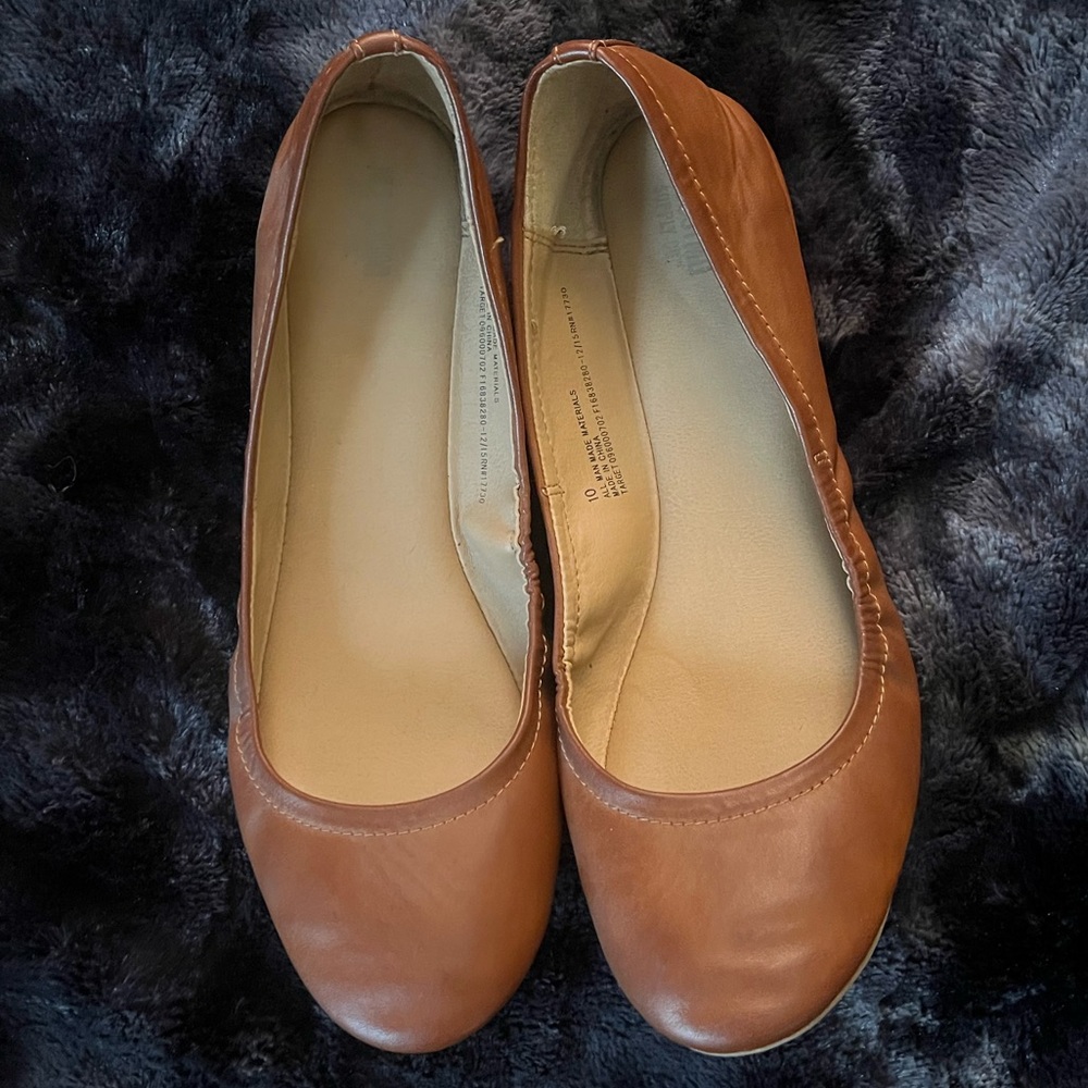 Brown vegan leather flats. In great condition!!
